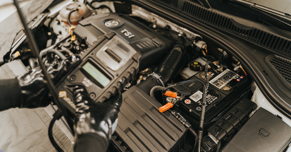 Mechanic diagnosing engine ECU — U0100 lost communication with ECM CAN bus diagnosis