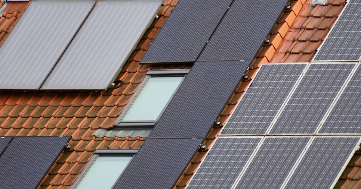 Solarni paneli na krovu kuće za solarno grejanje vode i sanitarnu vodu