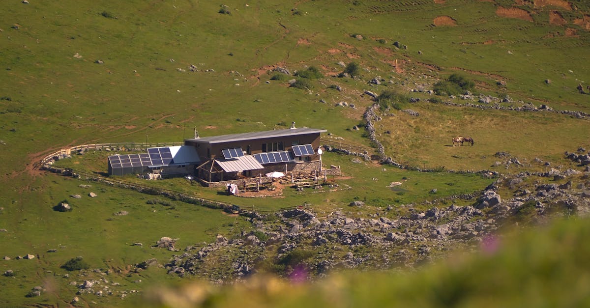 Vikendica sa solarnim panelima na vrhu brda — autonomni off-grid solarni sistem