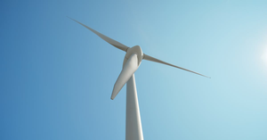 Vetroturbina protiv plavog neba — vodič za uradi-sam vetrogenerator za 50 evra