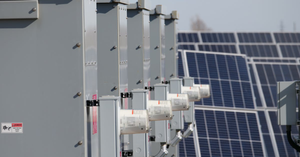 Solarni inverter u električnom ormaru — vrste off-grid, on-grid i hibridnih invertera